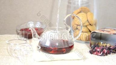 早餐红茶酿造工艺/餐桌，茶壶中红茶。 茶叶、木槿和两个玻璃杯